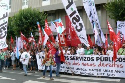 O Parlamento pecha as súas portas ante os centos de persoas que se concentraban contra os recortes do goberno de Feijóo